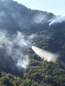 Helikopter OS BiH i danas angažovan na gašenju požara u Konjicu
